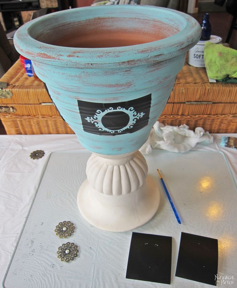 DIY flower pot makeover with homemade chalk paint | Painted, stenciled and distressed terracotta planters | Planter makeover with DIY chalk paint | Wet distressing method | #TheNavagePatch #DIY #Garden #Upcycle #ChalkPaint | Free paint color code | TheNavagePatch.com