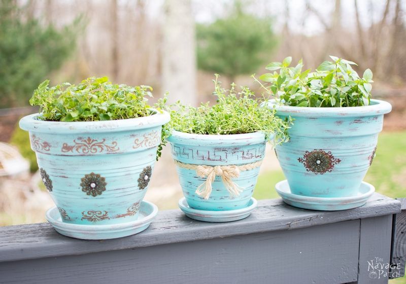 DIY flower pot makeover with homemade chalk paint | Painted, stenciled and distressed terracotta planters | Planter makeover with DIY chalk paint | Wet distressing method | #TheNavagePatch #DIY #Garden #Upcycle #ChalkPaint | Free paint color code | TheNavagePatch.com