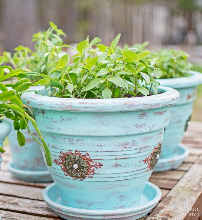 DIY flower pot makeover with homemade chalk paint | Painted, stenciled and distressed terracotta planters | Planter makeover with DIY chalk paint | Wet distressing method | #TheNavagePatch #DIY #Garden #Upcycle #ChalkPaint | Free paint color code | TheNavagePatch.com