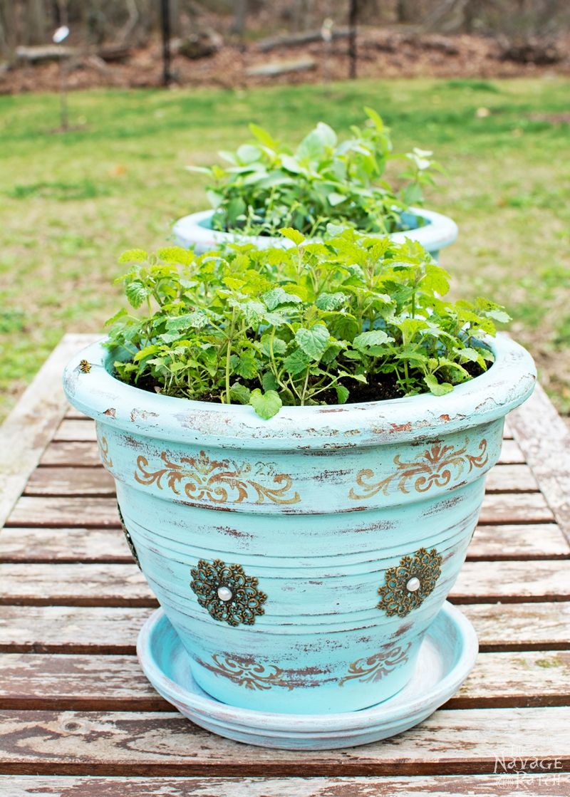 DIY flower pot makeover with homemade chalk paint | Painted, stenciled and distressed terracotta planters | Planter makeover with DIY chalk paint | Wet distressing method | #TheNavagePatch #DIY #Garden #Upcycle #ChalkPaint | Free paint color code | TheNavagePatch.com