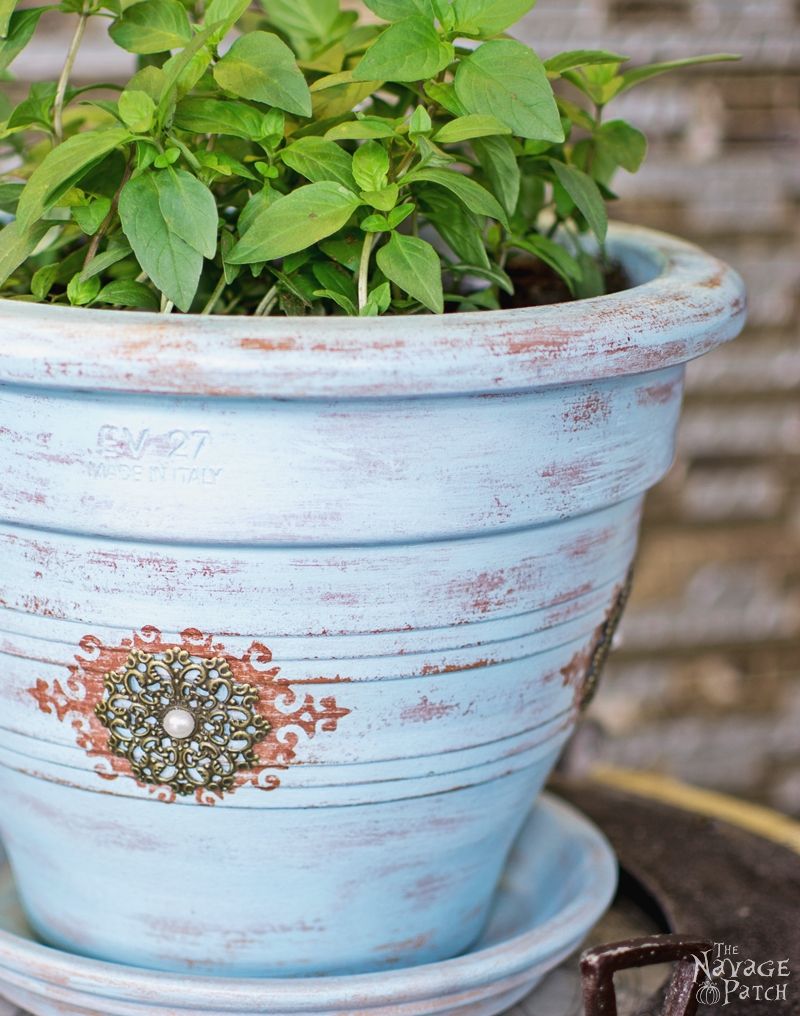 DIY flower pot makeover with homemade chalk paint | Painted, stenciled and distressed terracotta planters | Planter makeover with DIY chalk paint | Wet distressing method | #TheNavagePatch #DIY #Garden #Upcycle #ChalkPaint | Free paint color code | TheNavagePatch.com