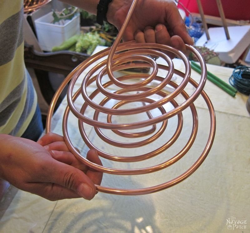 Coiled Copper Wind Chime | DIY wind chime | How make a spiral wind chime from copper | DIY garden decor | Easy & bugdet crafts | Upcycled garden decor | Dollar Store crafts | TheNavagePatch.com