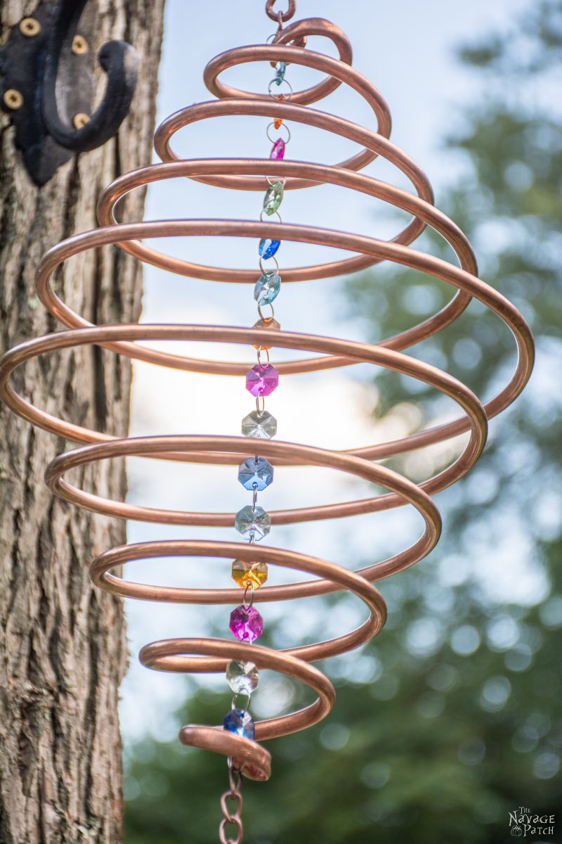 Coiled Copper Wind Chime | DIY wind chime | How make a spiral wind chime from copper | DIY garden decor | Easy & bugdet crafts | Upcycled garden decor | Dollar Store crafts | TheNavagePatch.com