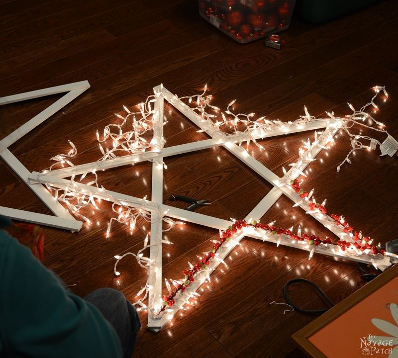 DiY Lighted Christmas Stars | Diy Christmas decoration | Festive Diy home decor | Upcycled holiday decoration | Cheap & easy crafts | DIY Ligthed Christmas Stars | #diy #Christmas #crafts | TheNavagePatch.com