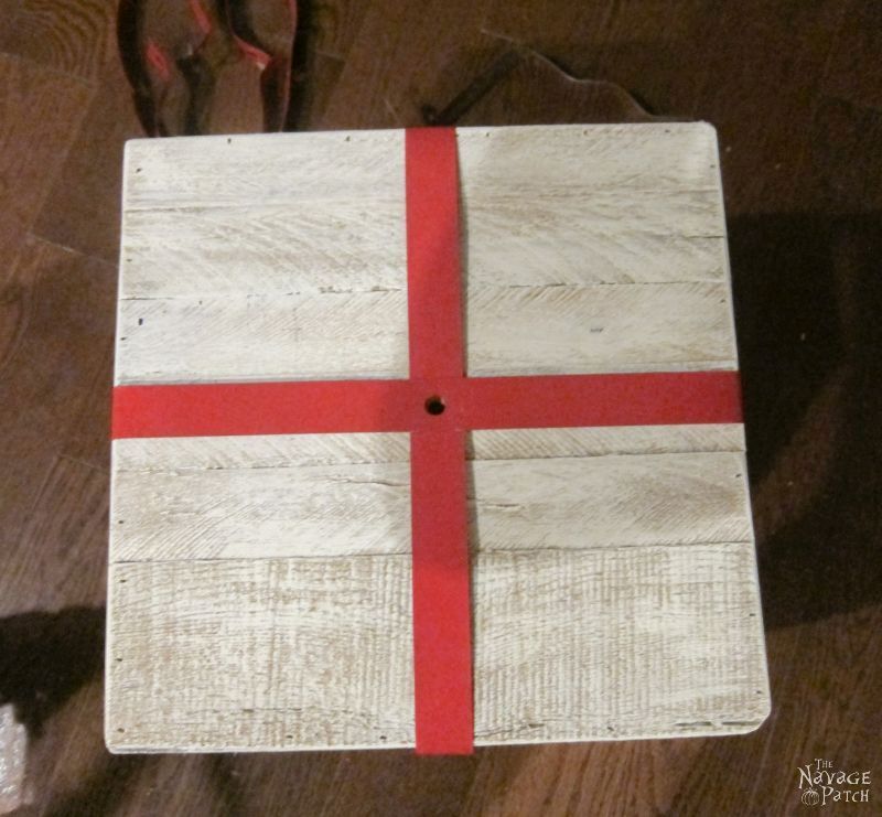 DIY Outdoor Christmas Gifts | Upcycled Christmas decoration | Grandin Road Knockoff | How to make wooden gift boxes | Knock off holiday decor | #TheNavagePatch #Upcycled #DIY #Christmas #crafts #Knockoff #holidaydecor #grandinroad #christmasdecor #palletwood | TheNavagePatch.com