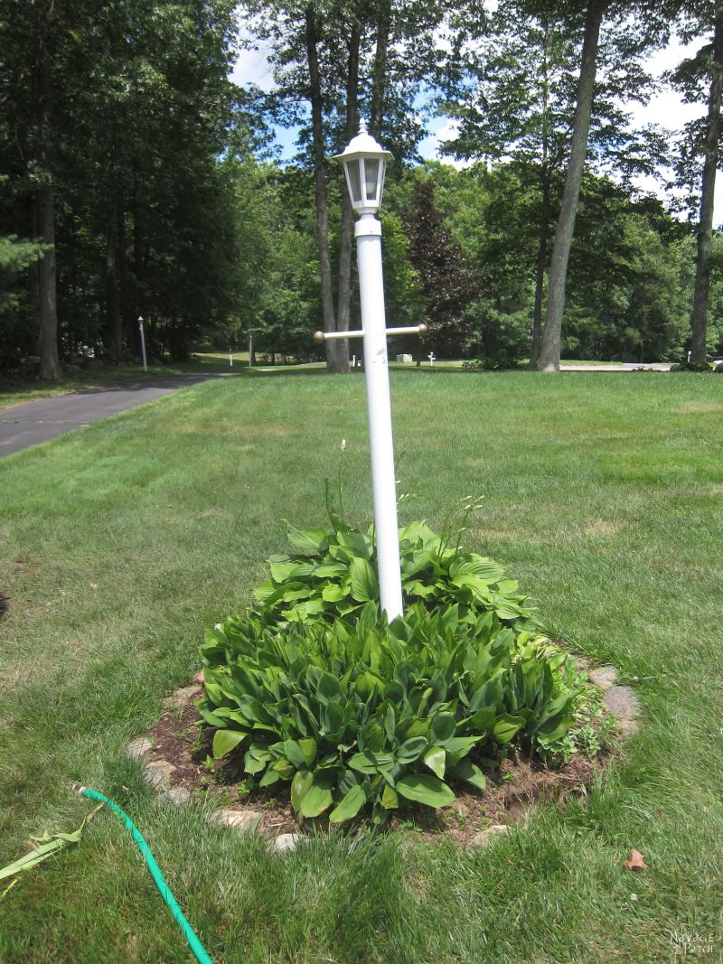 Lamp Post Makeover | How to create a perfect landscape ring | How to create a perfect circle when edging | How to renew your lamp post within hours | How to increase curb appeal on a budget | DIY curb appeal | DIY edging | #TheNavagePatch #DIY #Landscaping | TheNavagePatch.com