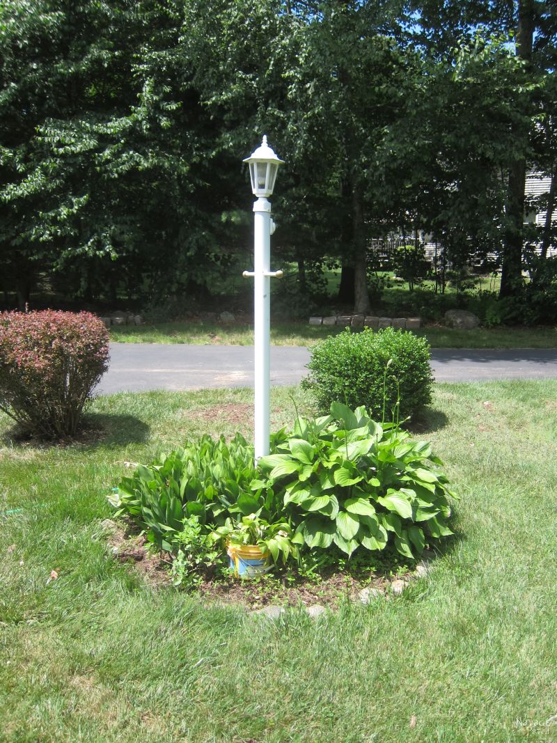 Lamp Post Makeover | How to create a perfect landscape ring | How to create a perfect circle when edging | How to renew your lamp post within hours | How to increase curb appeal on a budget | DIY curb appeal | DIY edging | #TheNavagePatch #DIY #Landscaping | TheNavagePatch.com