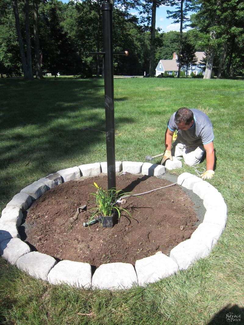 Lamp Post Makeover | How to create a perfect landscape ring | How to create a perfect circle when edging | How to renew your lamp post within hours | How to increase curb appeal on a budget | DIY curb appeal | DIY edging | #TheNavagePatch #DIY #Landscaping | TheNavagePatch.com