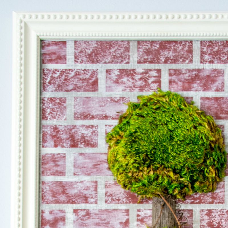 How To Fix Beaded A Frame {The Easy Way} | DIY Frame makeover | DIY moss topiary wall decor | Homemade chalk paint recipe | How to fix a broken picture frame and make it look new | Simple DIY home decor | Evergreen wall decor | TheNavagePatch.com