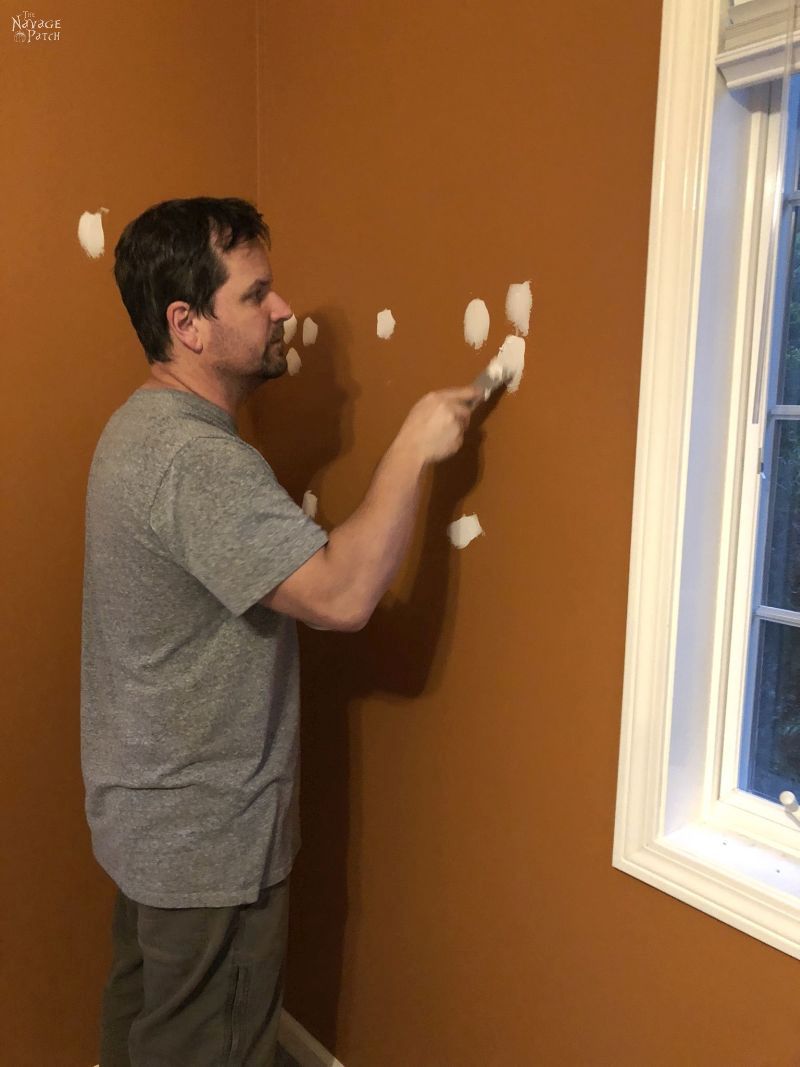 filling wall holes with spackle