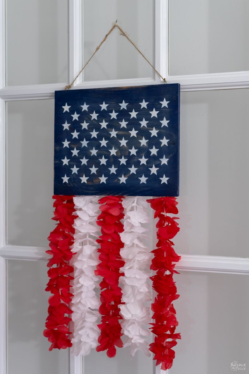 DIY Patriotic Door Hanger | TheNavagePatch.com