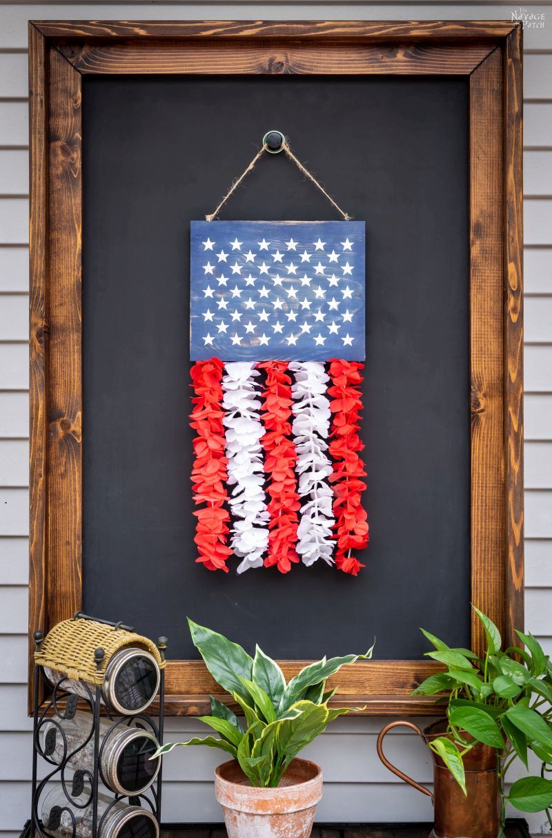 DIY Patriotic Door Hanger | TheNavagePatch.com