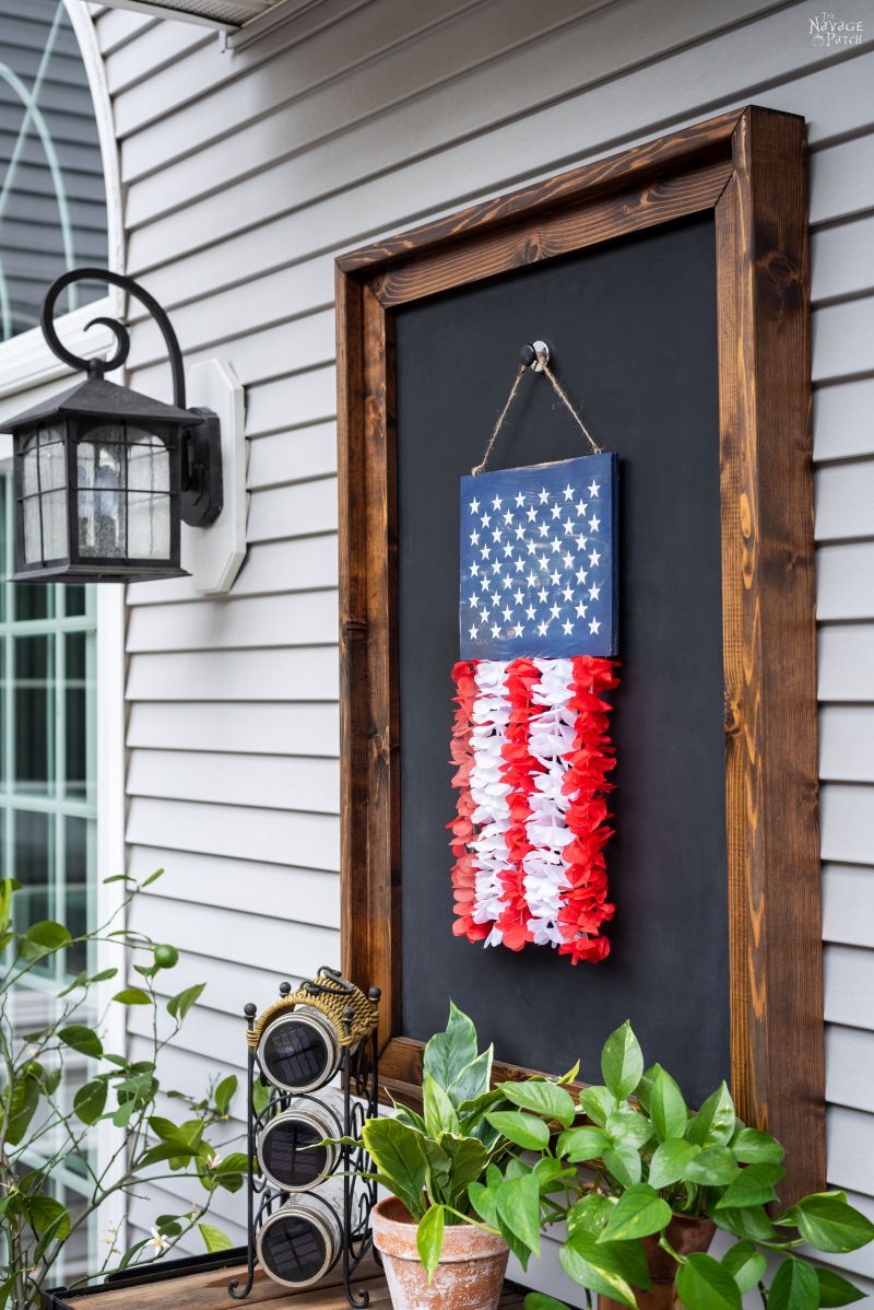 DIY Patriotic Door Hanger | TheNavagePatch.com