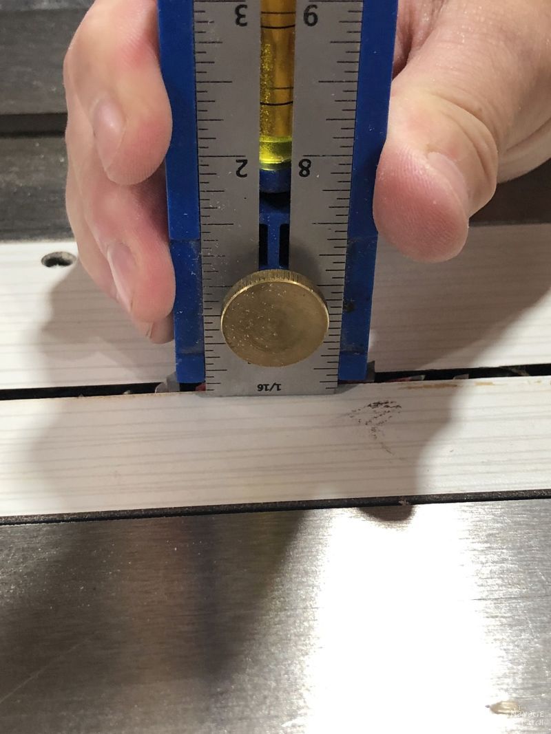 adjusting the height of a table saw blade