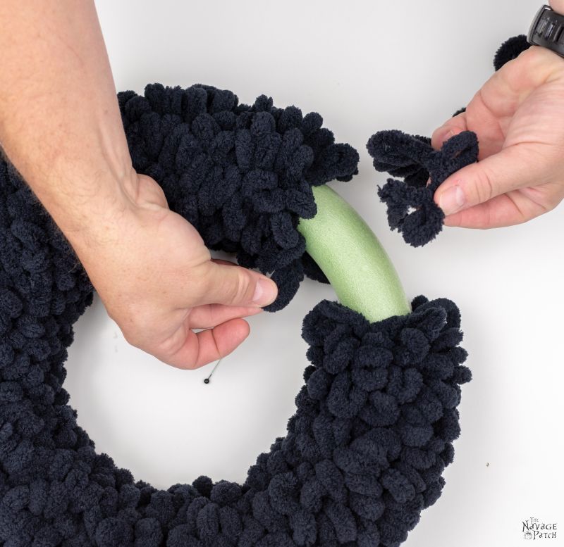 wrapping a wreath form with loop yarn