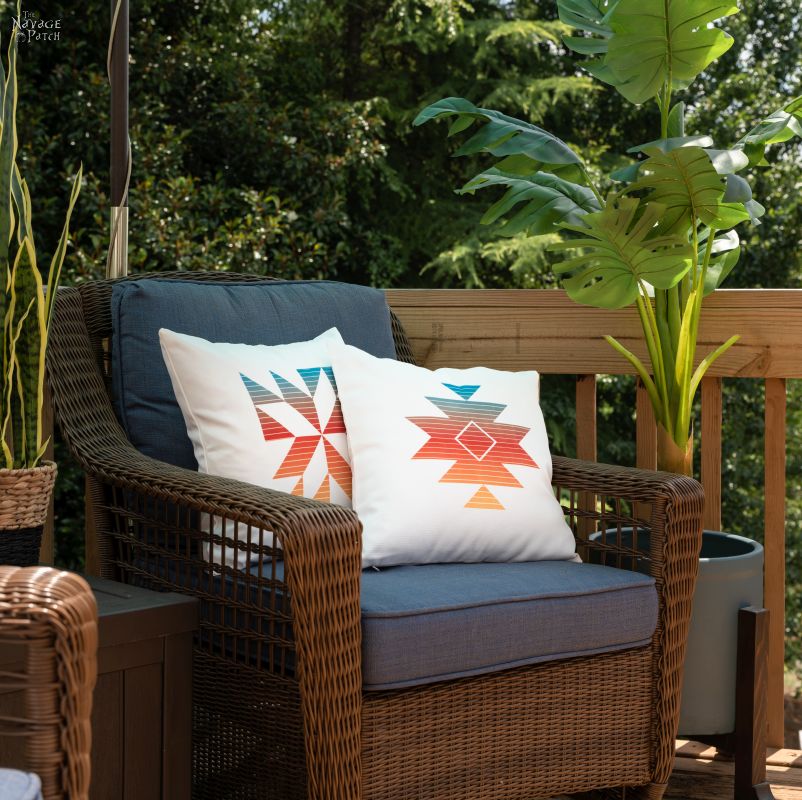 DIY Outdoor Pillows - TheNavagePatch.com