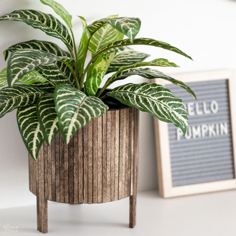 DIY Wood Dowel Planter - TheNavagePatch.com