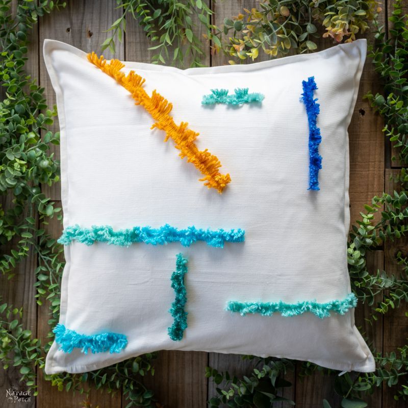 DIY Looped Yarn Pillows - TheNavagePatch.com