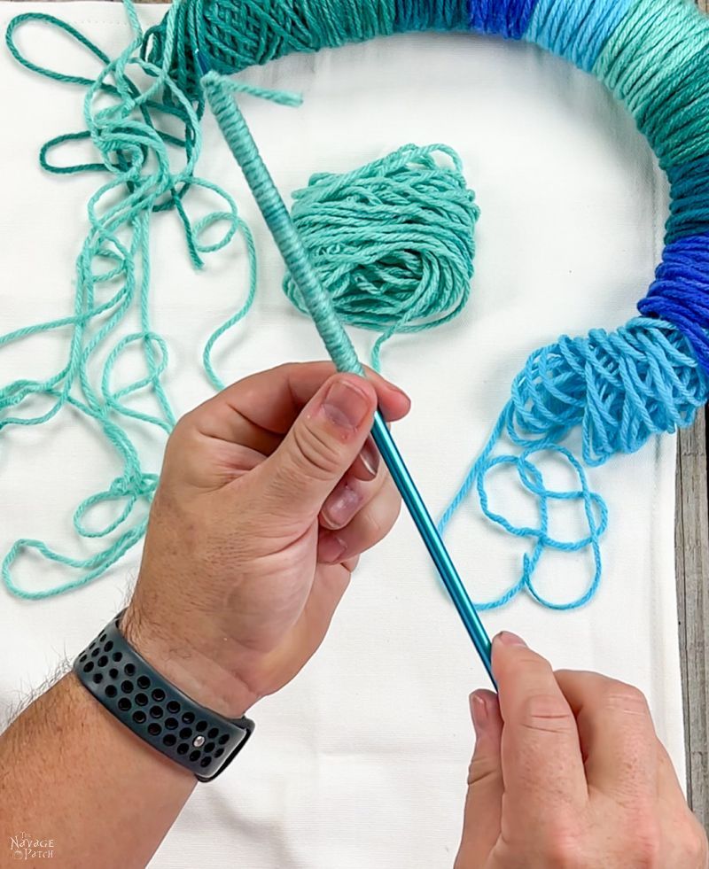 wrapping yarn around a knitting needle
