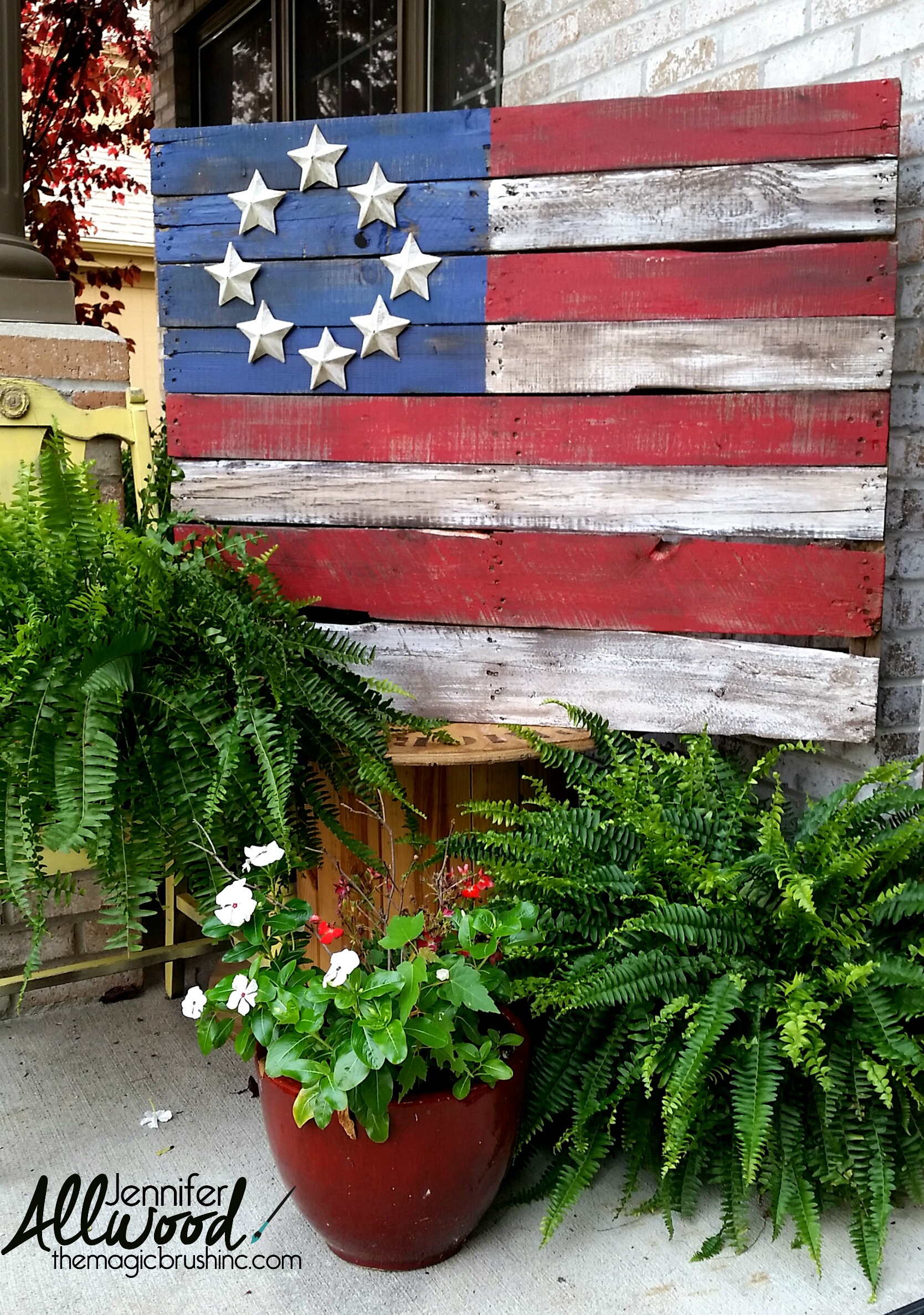 Patriotic Pallet Flags with paper mache stars - Best DIY 4th of July Decorations - The NavagePatch.com
