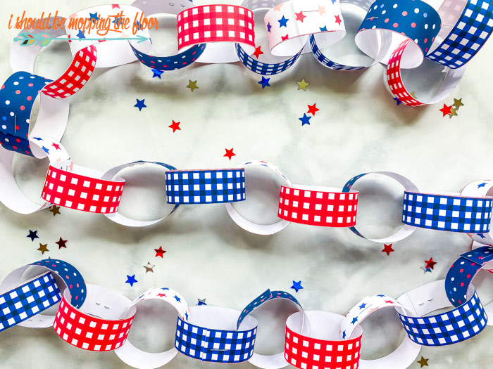 4th of July Paper Chain Garland - Best DIY 4th of July Decorations - The NavagePatch.com