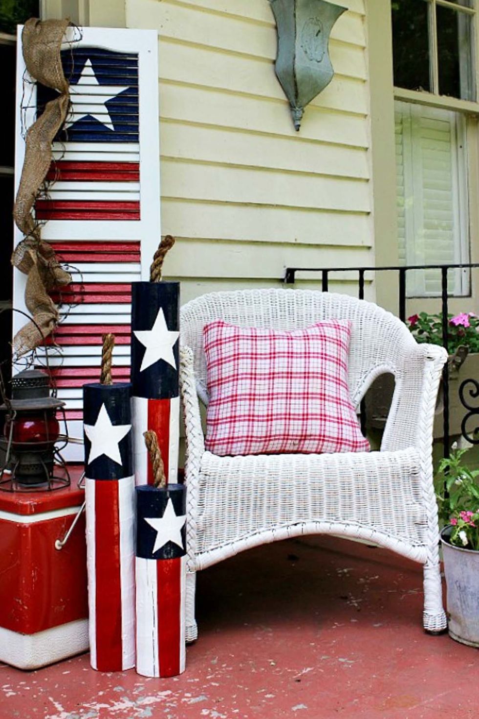 DIY 4th of July Wooden Firecrackers - Best DIY 4th of July Decorations - The NavagePatch.com