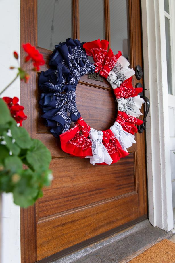 DIY Patriotic Bandana Wreath - Best DIY 4th of July Decorations - The NavagePatch.com