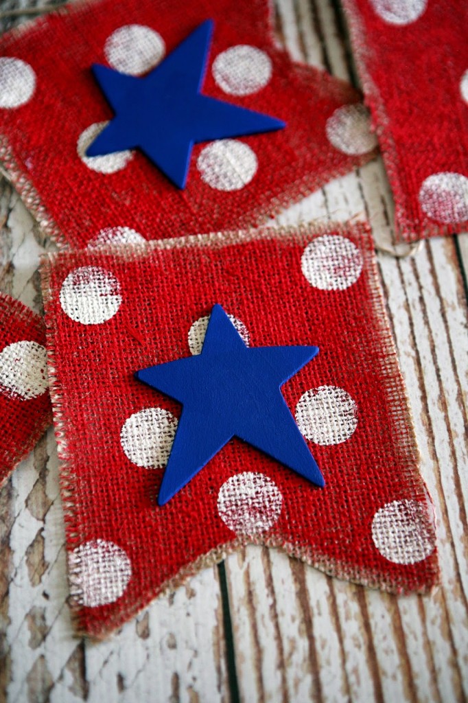 Easy Red White and Blue 4th of July Banner - Best DIY 4th of July Decorations - The NavagePatch.com