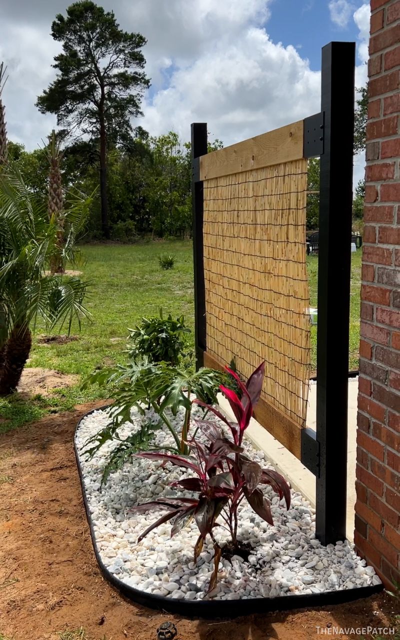 DIY Patio Privacy Screen by TheNavagePatch.com