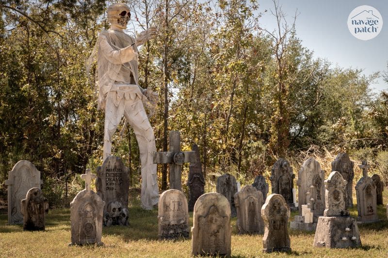 DIY Halloween Graveyard by TheNavagePatch.com